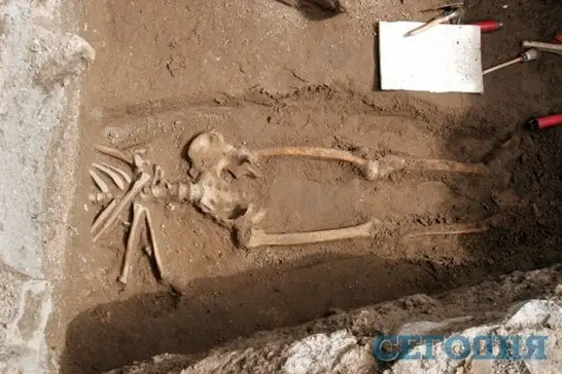 На руинах древнего храма в Киеве нашли скелеты и кубок