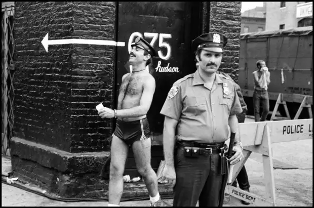 Съемочная площадка фильма. На заднем фоне человек одетый в стиле полицейского.