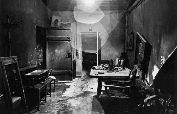 Совсем не красочная картина Фюрербункера, после ухода немцы подожгли ее и унесли ценности