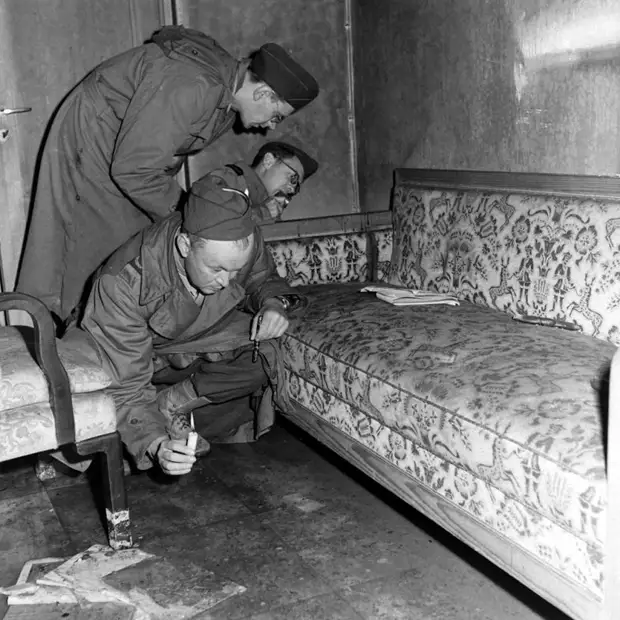 Солдаты со свечкой обследуют диван в Фюрербункере, диван весь в крови