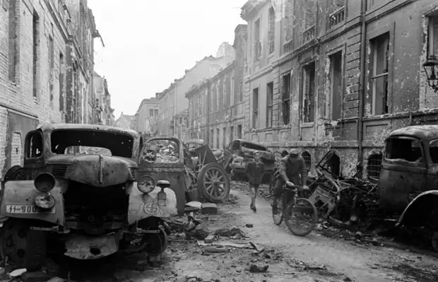 Разрушенная главная улица Берлина, Оберваллштрассе