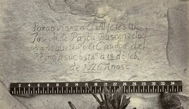 Высеченная в песчанике надпись на испанском. Скала «Рок» в Нью-Мексико в 1726 году. Перевод: "До этого места дошли англичанин Дон Жозеф де Пайба Басконзелос, в год, в котором он попросил Совет Королевства направить его в экспедицию, 18 февраля 1726 года."