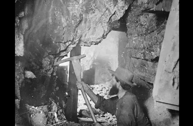 Шахтёр в девятистах метрах под землей в руднике на Комсток Лоде в Вирджиния-Сити, штат Невада. Снимок в 1867 году.