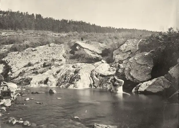 Человек купается в горячих источниках Пагоса, штат Колорадо. Снято в 1874 году.