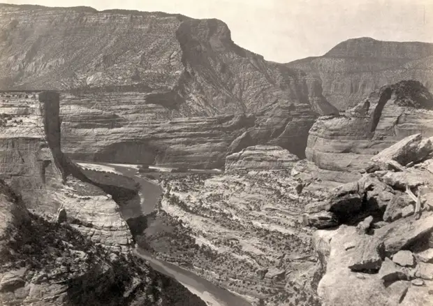 Стык Зеленого каньона и каньона Йампах в штате Юта. Снимок в 1872 года.