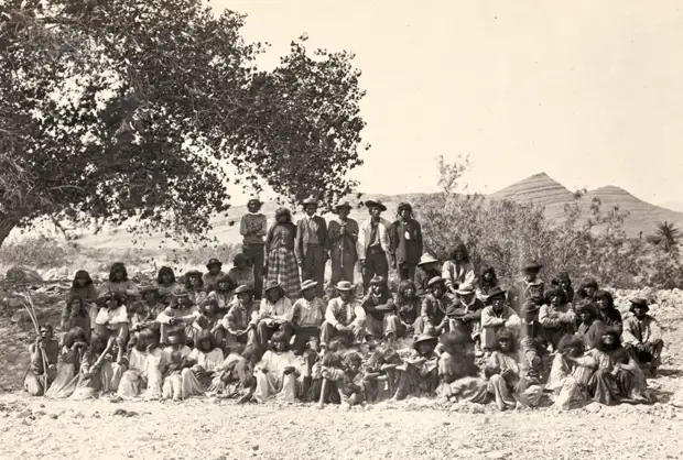 Коренные американцы (пайютами) мужчины, женщины и дети, собрались под деревом у Коттонвуд Спрингс, штат Невада. Снимок в 1875 года.