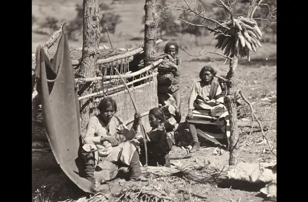 Коренная жизнь индейцев Наваху. Снято около старого форта Дефианс, Нью-Мексико, в 1873 году.