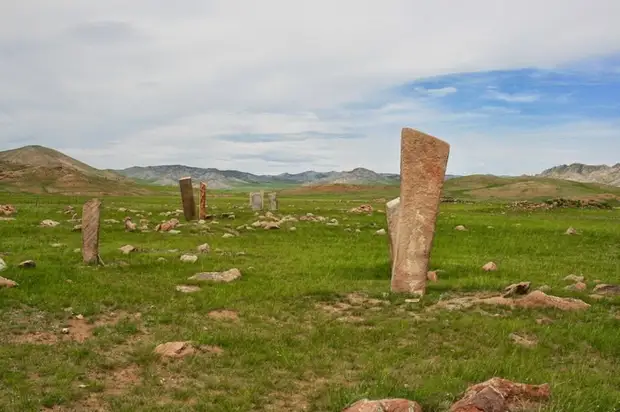 Всего ученые обнаружили порядка 900 оленных камней