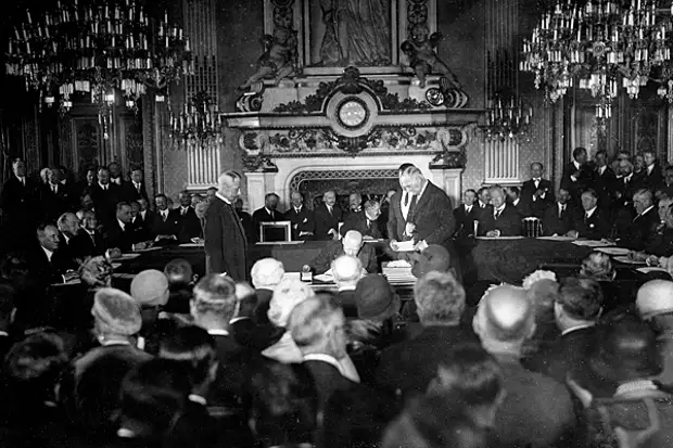 Густав Штреземан подписывает Локарнский договор, 1925 год. Фото: Imagno / Getty Images / Fotobank.ru 