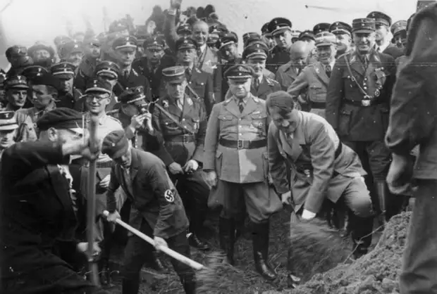 2510 Жизнь Адольфа Гитлера в фотографиях