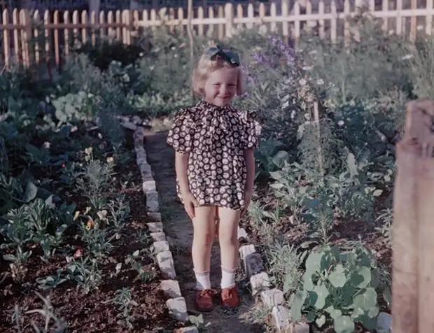 Девочка в огороде.