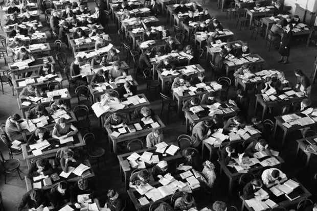 Томск. Университетская библиотека. Рывок в космос готовился в таких вот библиотеках и учебных классах. 1957 год -- "Спутник" в космосе. 1961 год -- полет Гагарина, совсем скоро.
