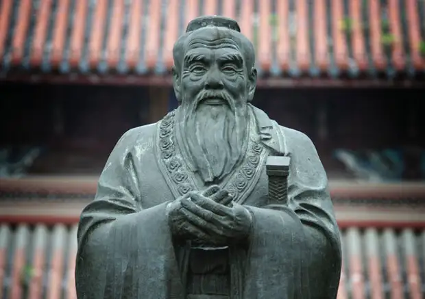 Статуя Конфуция 
