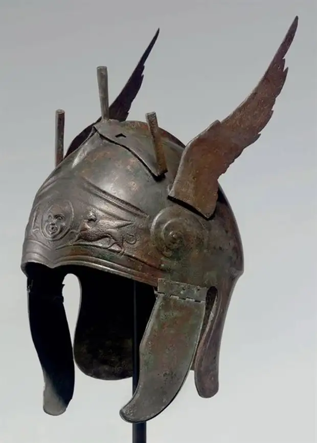 Поздний греческий шлем аттического типа, с бронзовыми крыльями и держателем для тройного султана